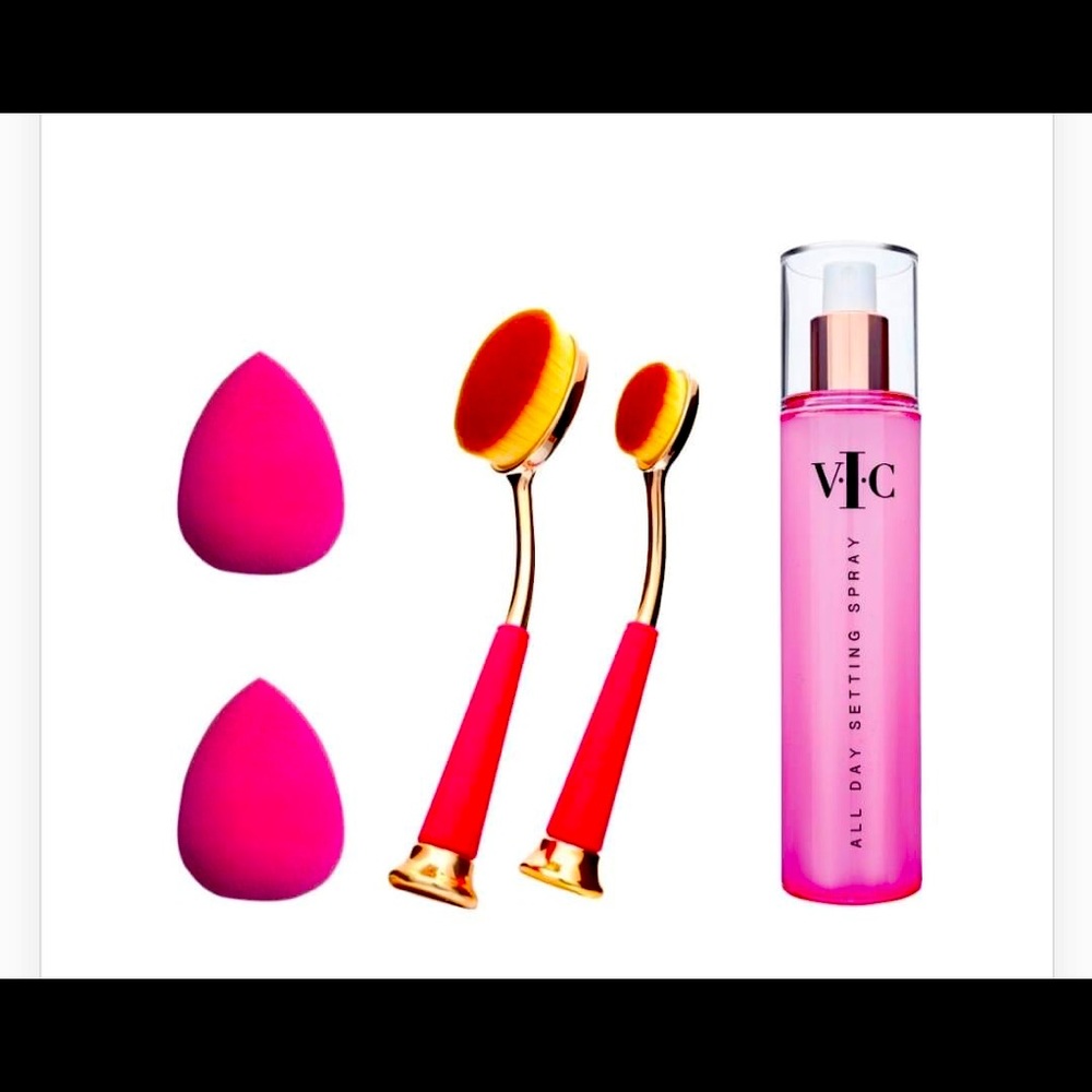 This bundle comes with two makeup blender sponges, brush set, setting spray